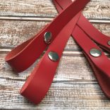 Patentos bőr vállpánt - piros